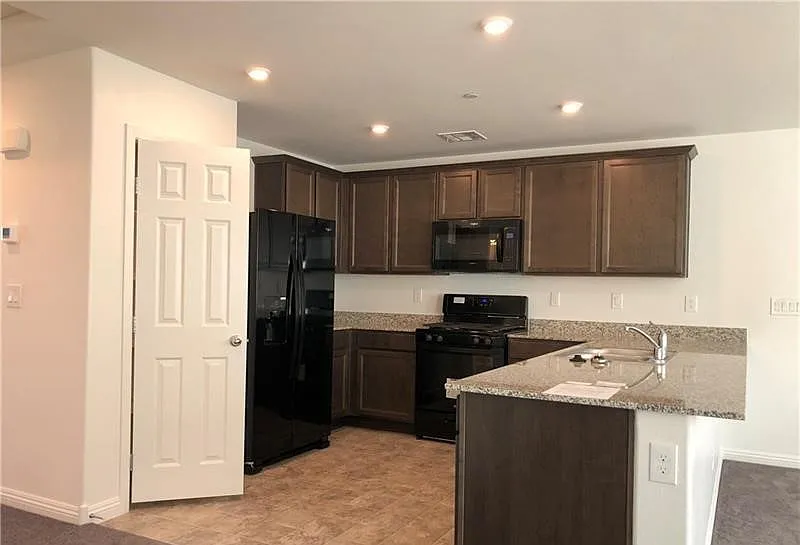 3 bed, 2.5 bath, 1195 sqft, $1,695 — Photo 3