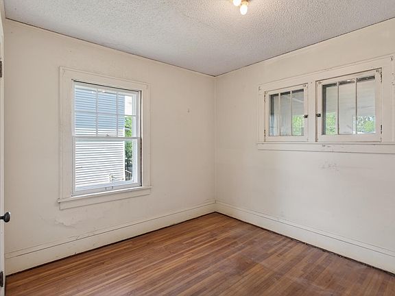 5th image of 4415 Queen Ave N