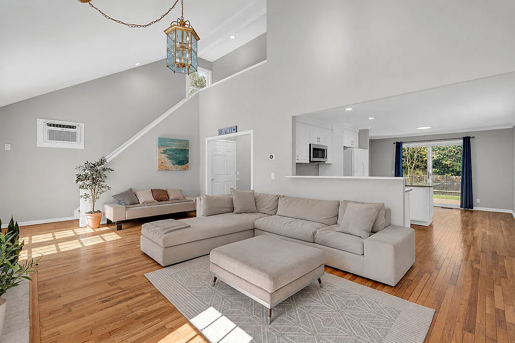 Sleek Contemporary — Photo 3