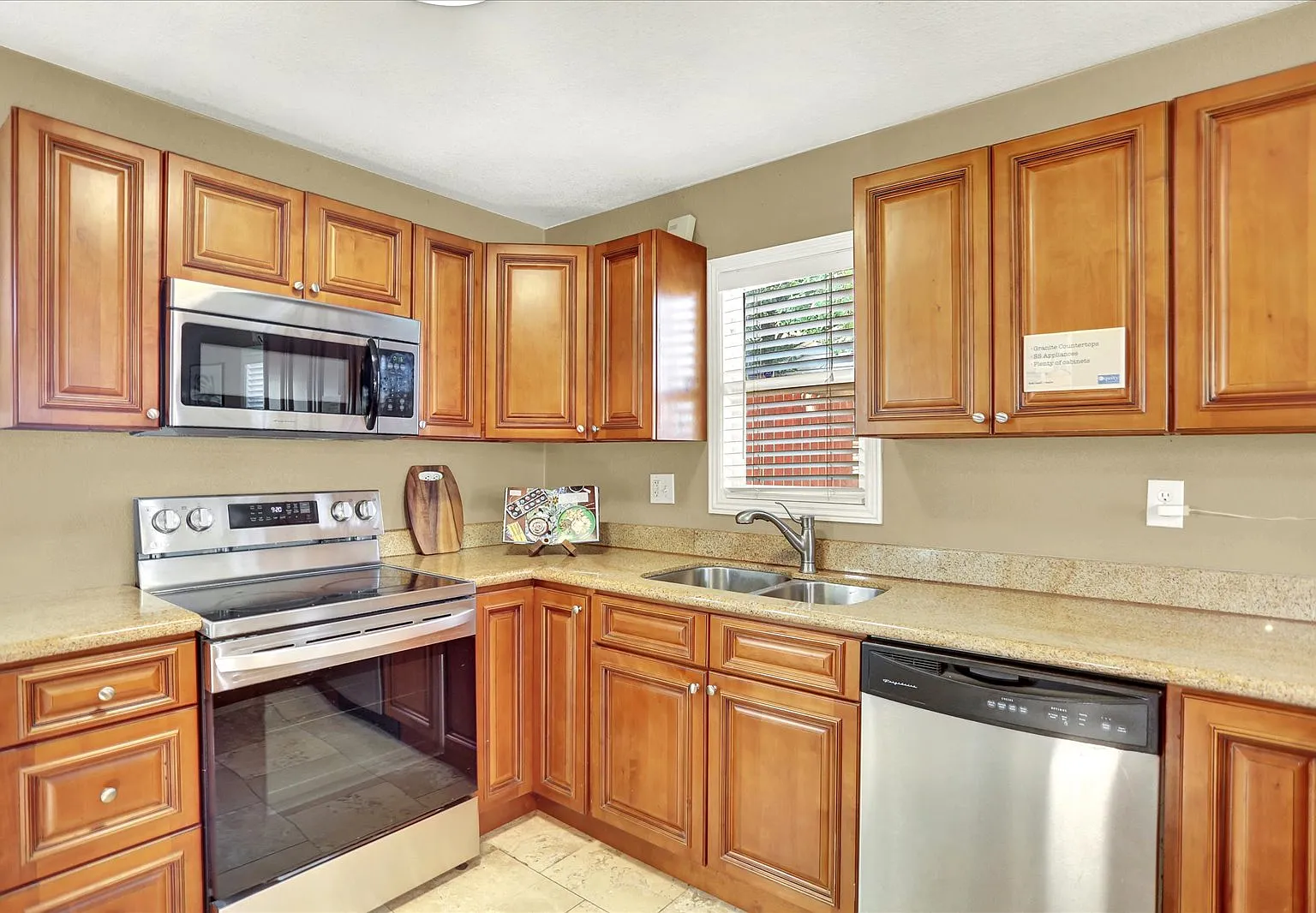 3 bed, 879 sqft, $2,400 — Photo 1