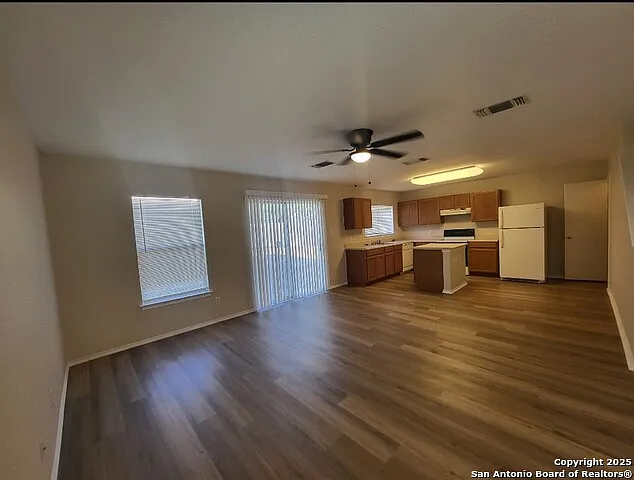 3 bed, 2.5 bath, 1608 sqft, $1,600 — Photo 4