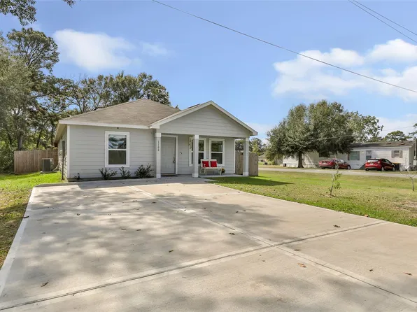 1100 Wheeler St, Anahuac, TX 77514