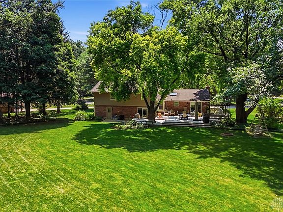 2nd image of 1107 Green Tree Dr
