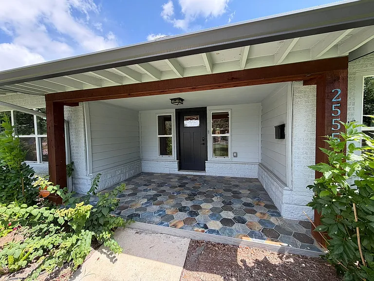 2555 W Kings Hwy — Photo 2