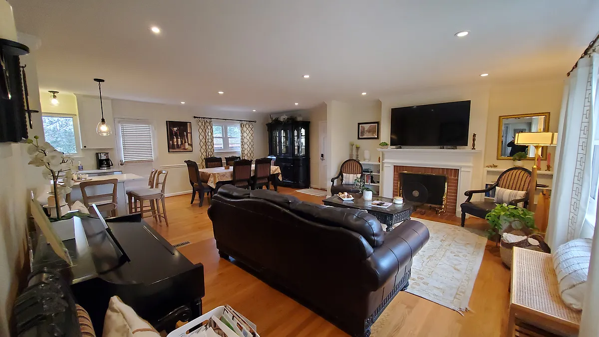 Living Room - 1810 Lansing Ct