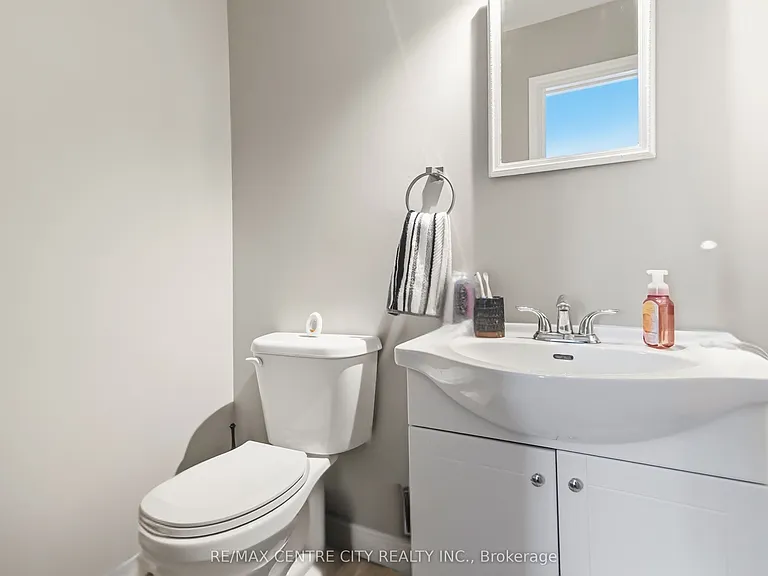 423 Everglade Cres — Photo 8