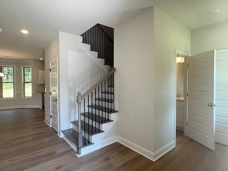 176 Country World Dr — Photo 2