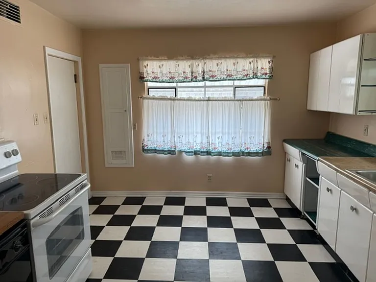 1810 N Juniper Ave — Photo 6