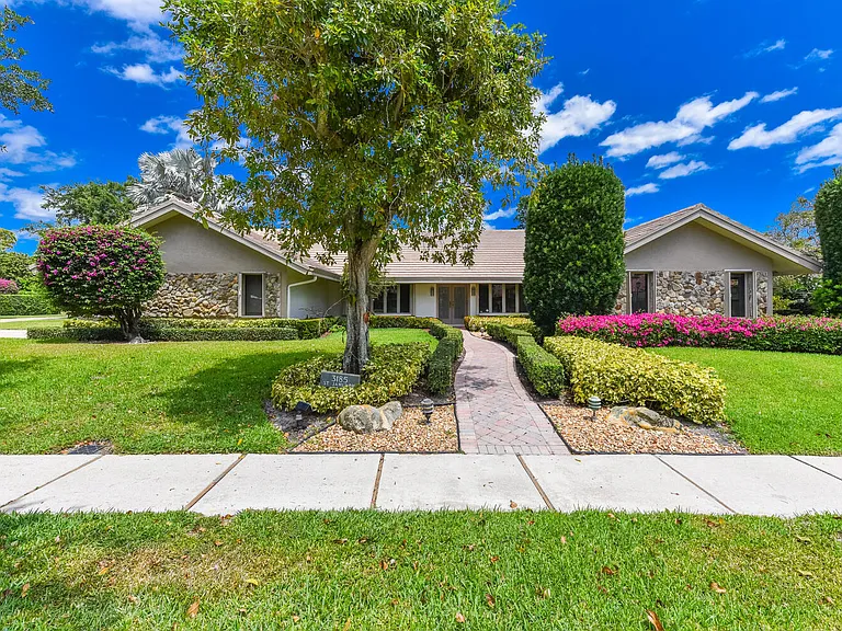 3185 Saint James Dr — Photo 1