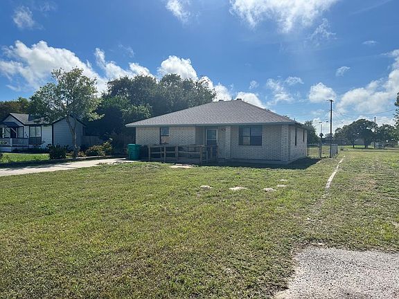3rd image of 739 W Yoakum Ave