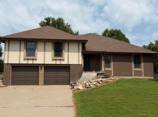 727 N Lake Dr, Marshall, MO 65340