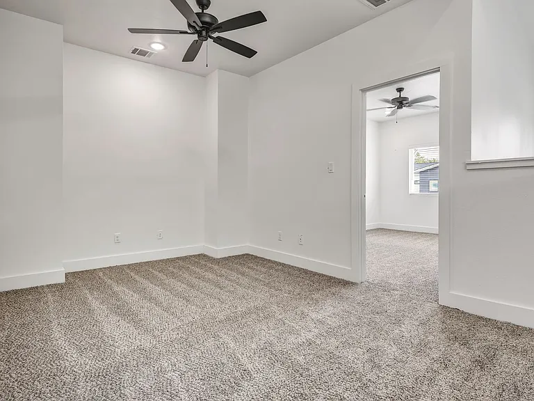 211 Lynn Dr — Photo 29