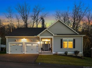 90 Apple Gate #152, Southington, CT 06489