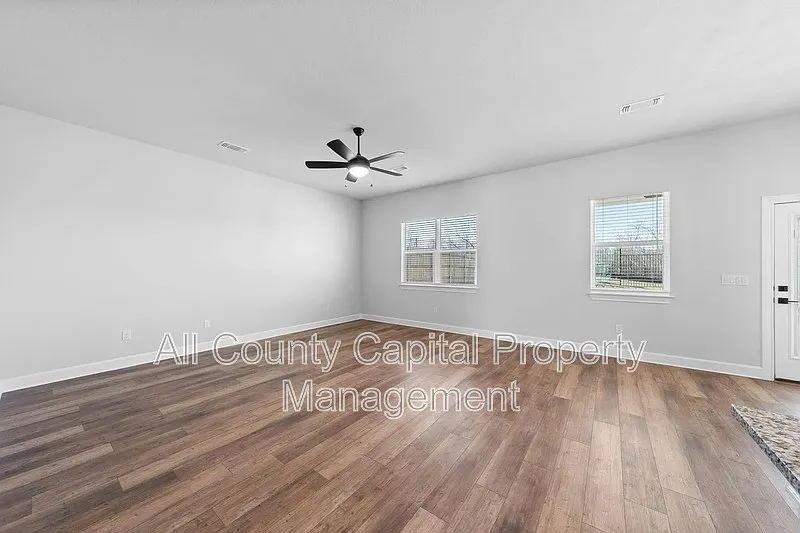 3 bed, 2.0 bath, 1403 sqft, $2,450 — Photo 4