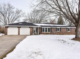 10620 Crestview Dr, Cedarburg, WI 53012