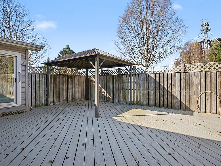 21 Yvonna St — Photo 3