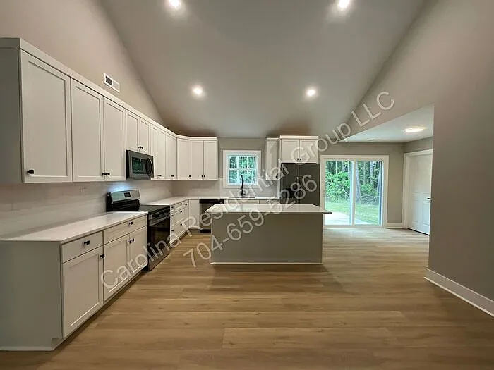 3 bed, 2.0 bath, 1596 sqft, $2,050 — Photo 4