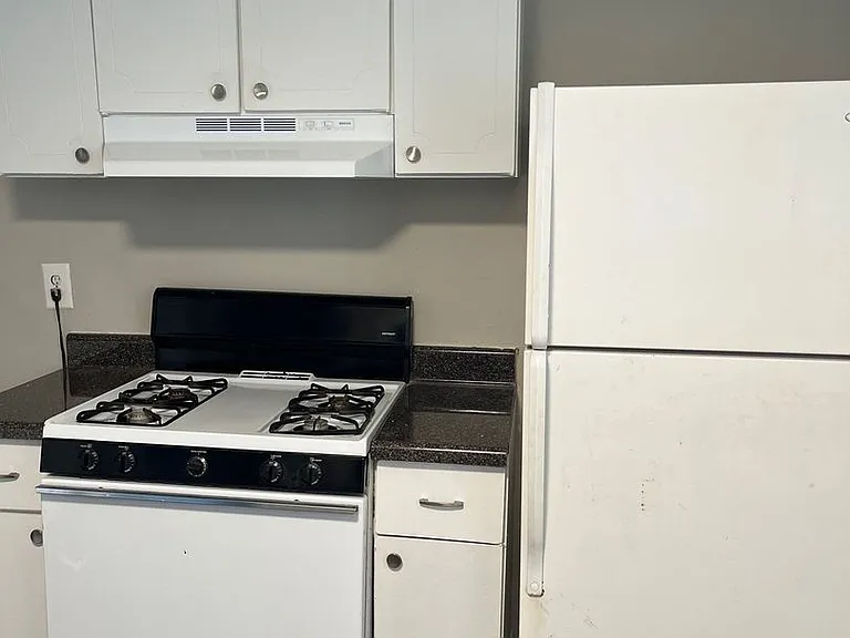 U of M Area - Southernwood Apartments — Photo 32
