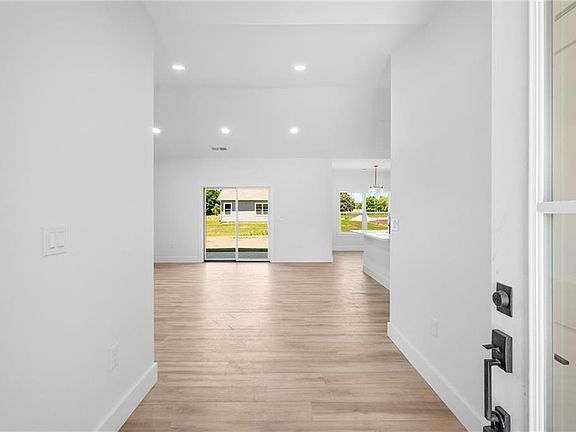 5th image of 612 Catalpa St