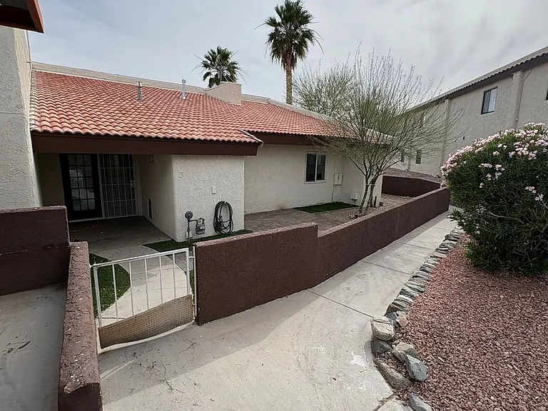 1993 Mesquite Ave — Photo 1