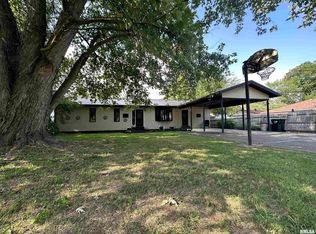 509 1st St, Crossville, IL 62827