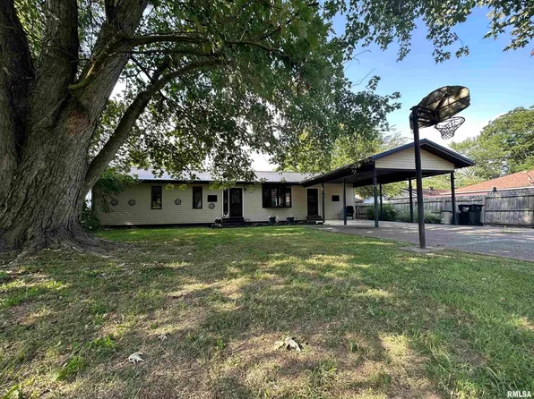 509 1st St, Crossville, IL 62827