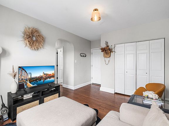 4th image of 2837 N Sawyer Ave APT 3R