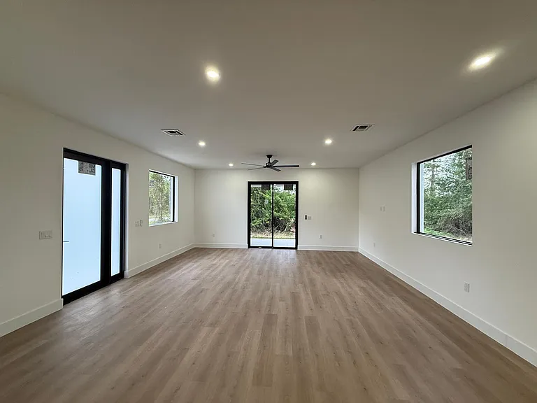 1034 E Alcalde Saint St E — Photo 8