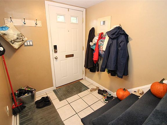3rd image of 616 Carriage Cir