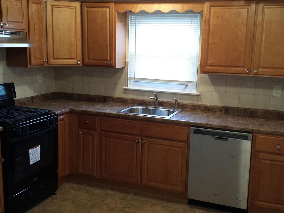 Eat in kitchen, maple cabinets, dishwasher, garbage disposal