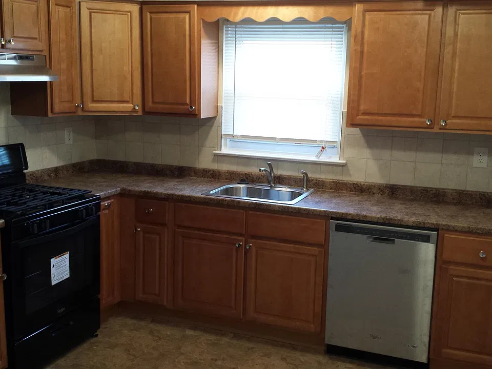 Eat in kitchen, maple cabinets, dishwasher, garbage disposal