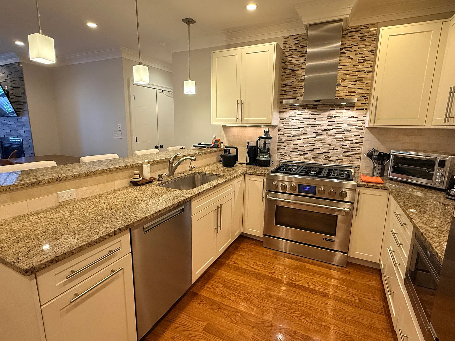 2 bed, 1253 sqft, $5,100 — Photo 3
