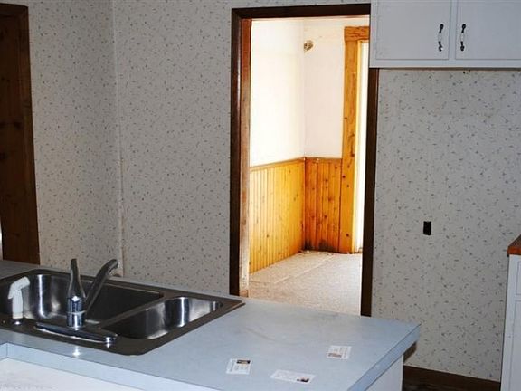 5th image of 240 Sands St E