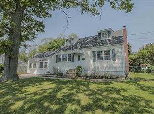 100 W John St, Lindenhurst, NY 11757