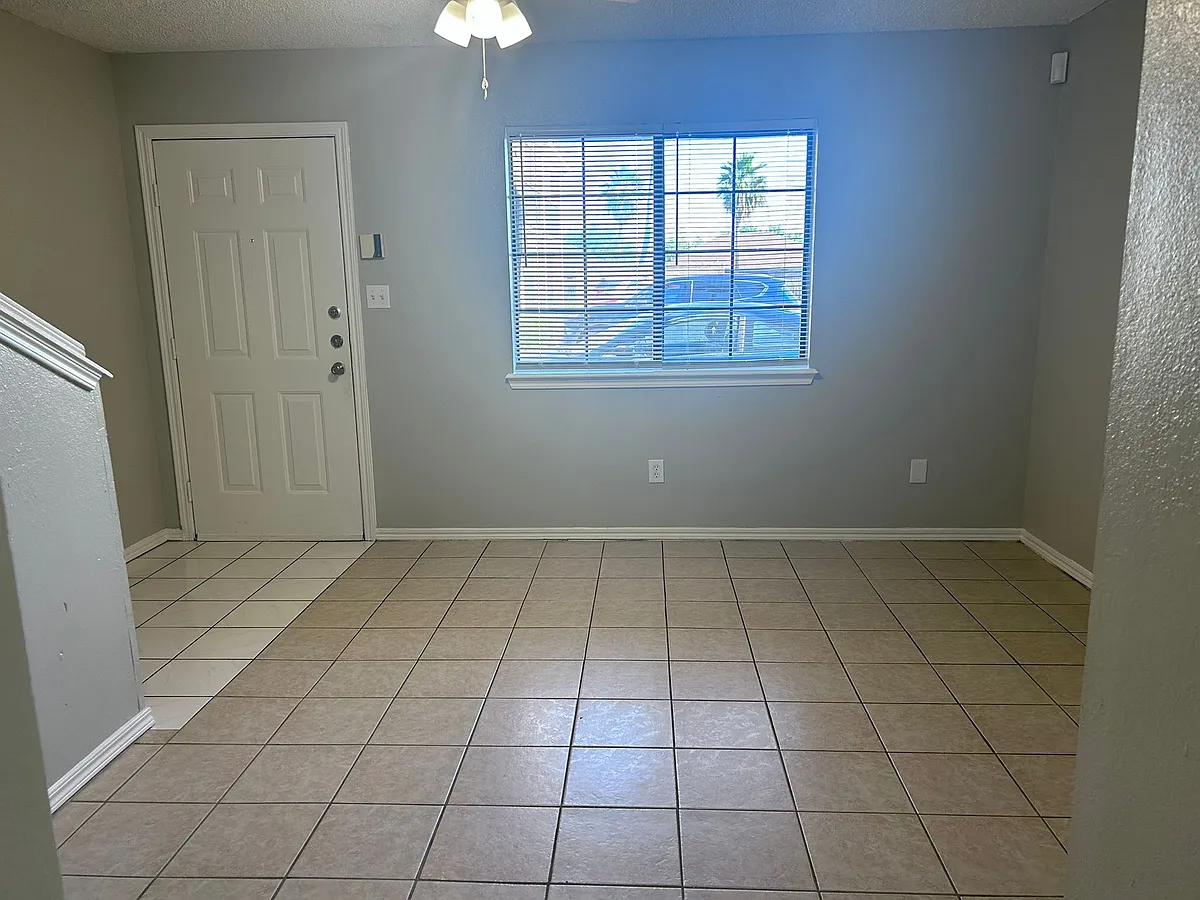 Building Photo - 2202 W Elisa Ln #11