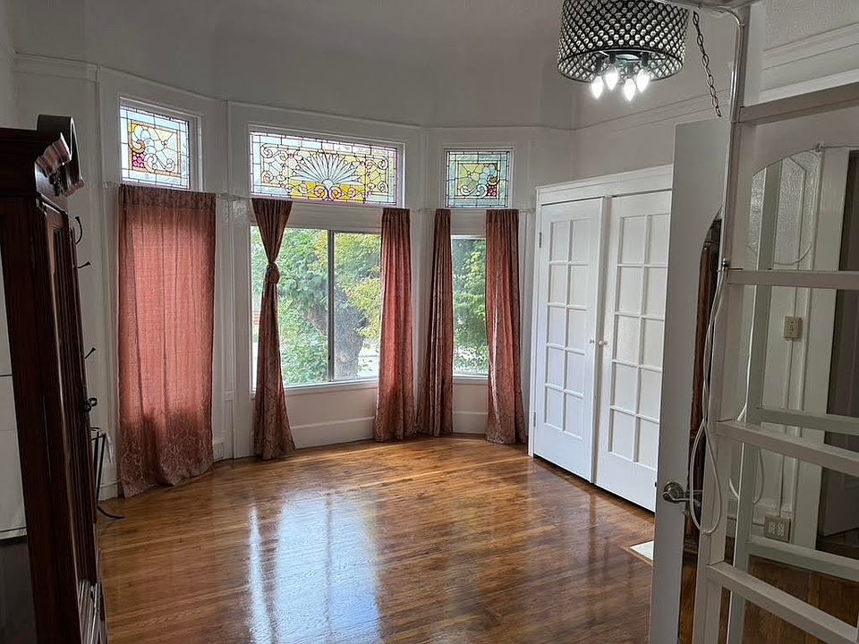 High ceilings allow for loft bed which is built in over the Kitchen area. Stained Glass window are beautiful. Serene view of Trees on a quiet residential street in lovely Pacific Heights neighborhood.