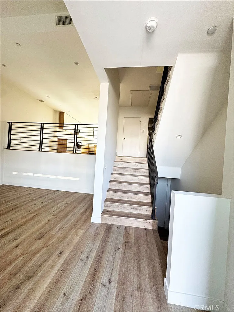 3 bed, 1990 sqft, $4,700 — Photo 4
