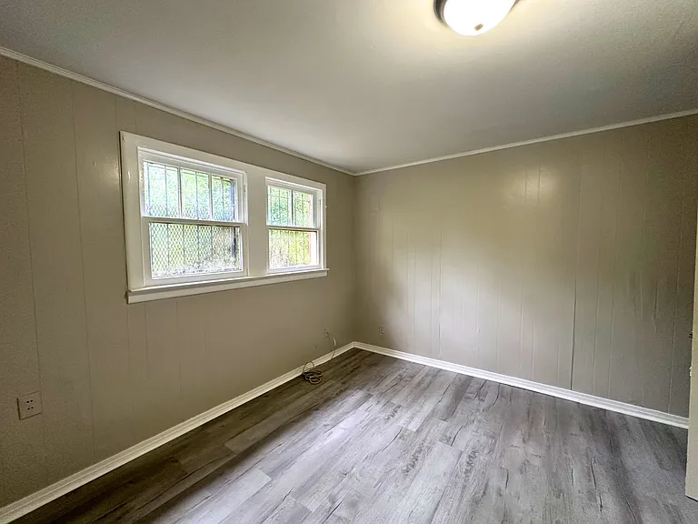 372 Fredonia St — Photo 8