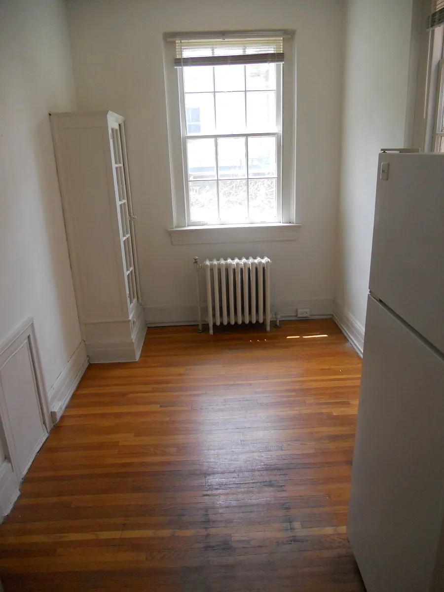 Building Photo - 204 E Beverley St #205