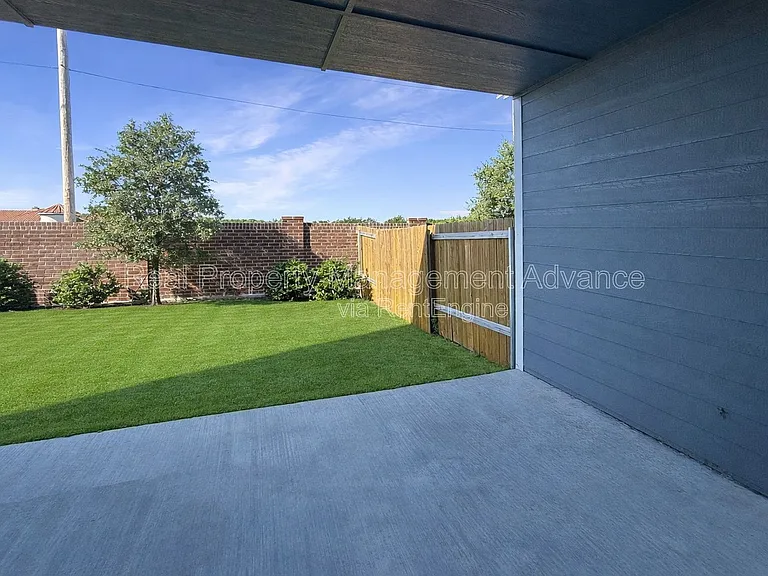 303 Stone Ct — Photo 2