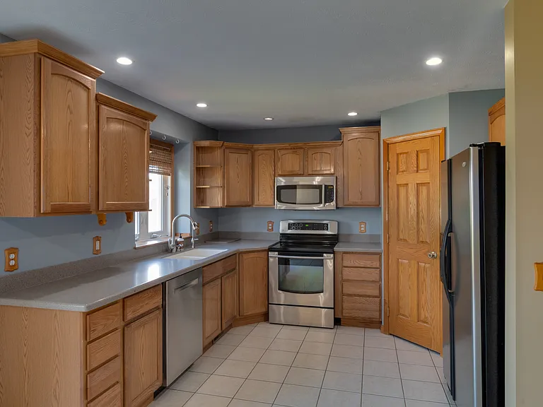 12912 Silver Spring Ln — Photo 23