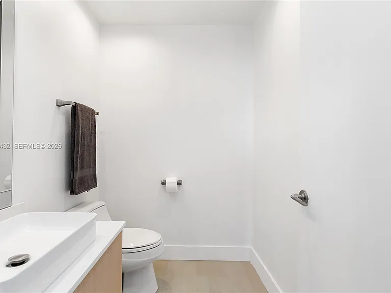 300 S Pointe Dr #907 — Photo 51