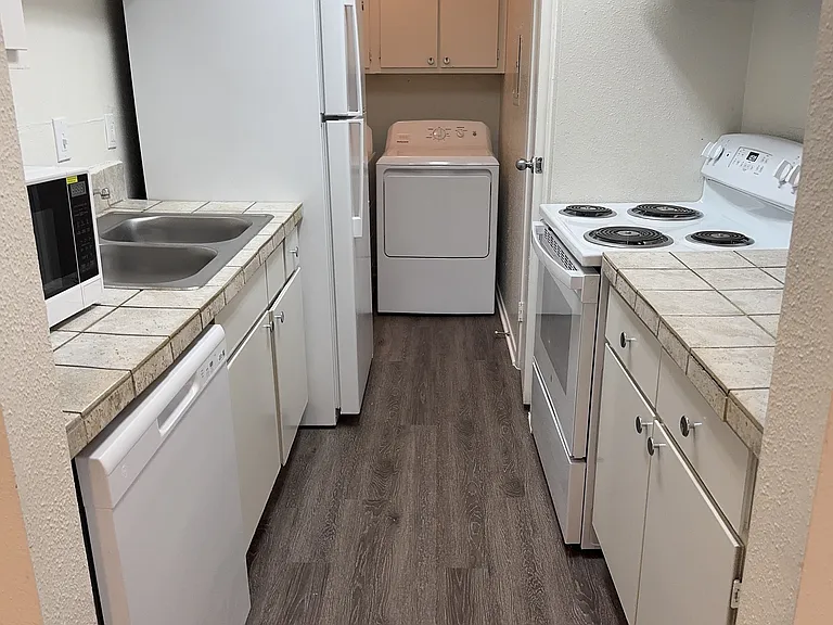 Wilshire Park Apartments — Photo 37