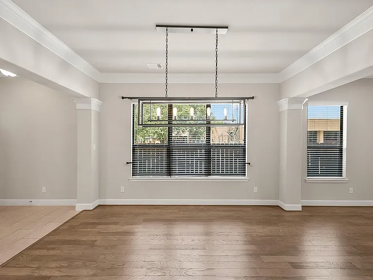 5328 Larkin St — Photo 3