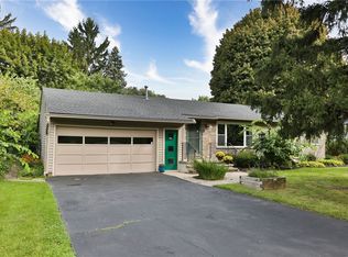 195 Willowcrest Dr, Rochester, NY 14618