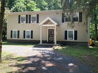 6 Chipmunk Ct, Hawley, PA
