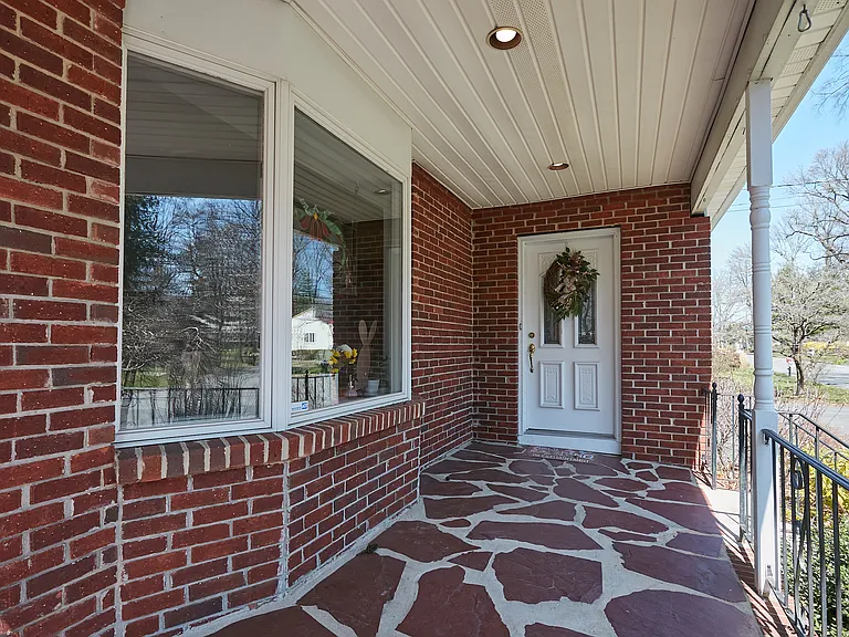 34 Berrien Ave — Photo 4