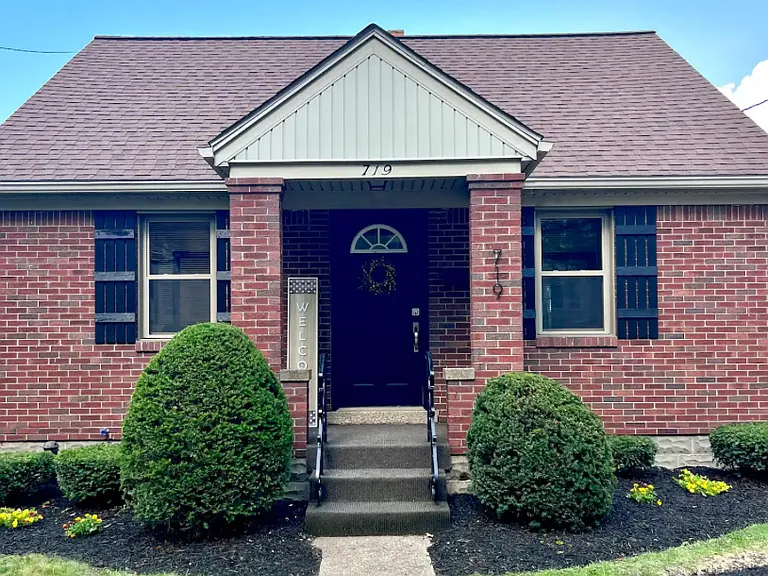 719 Washington Pl — Photo 1