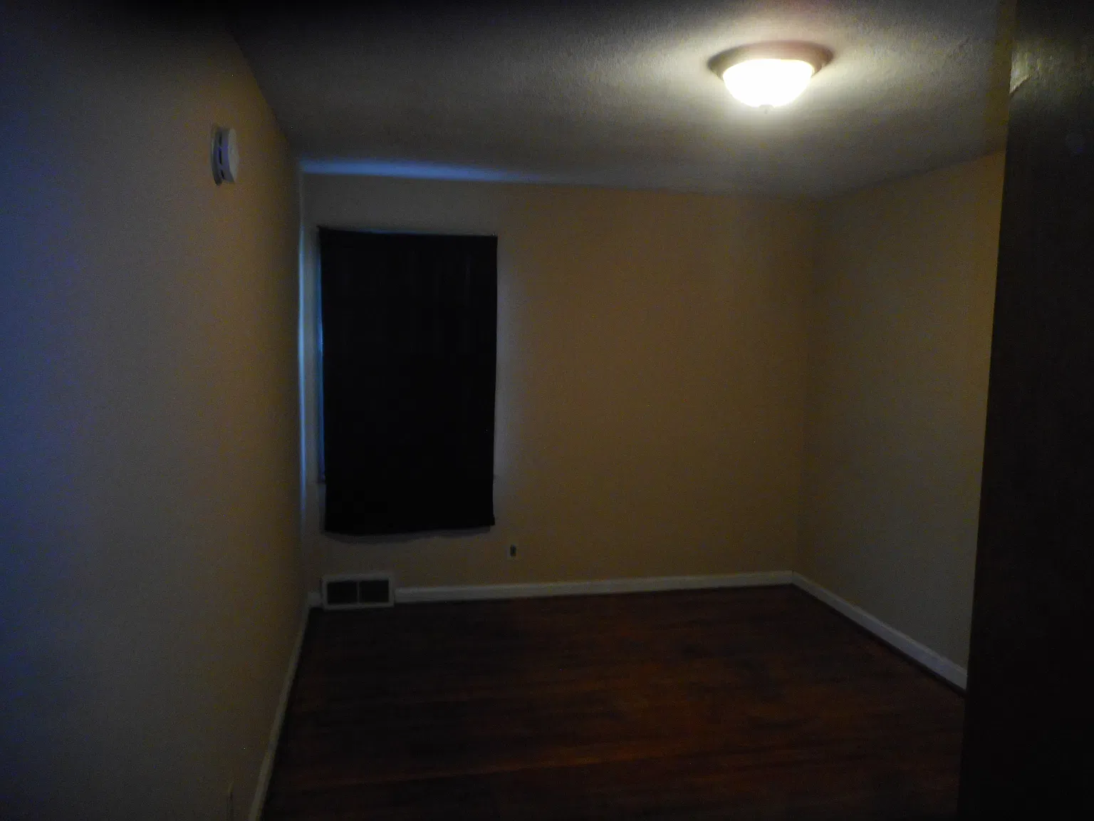2 bed, 1000 sqft, $1,300 — Photo 3