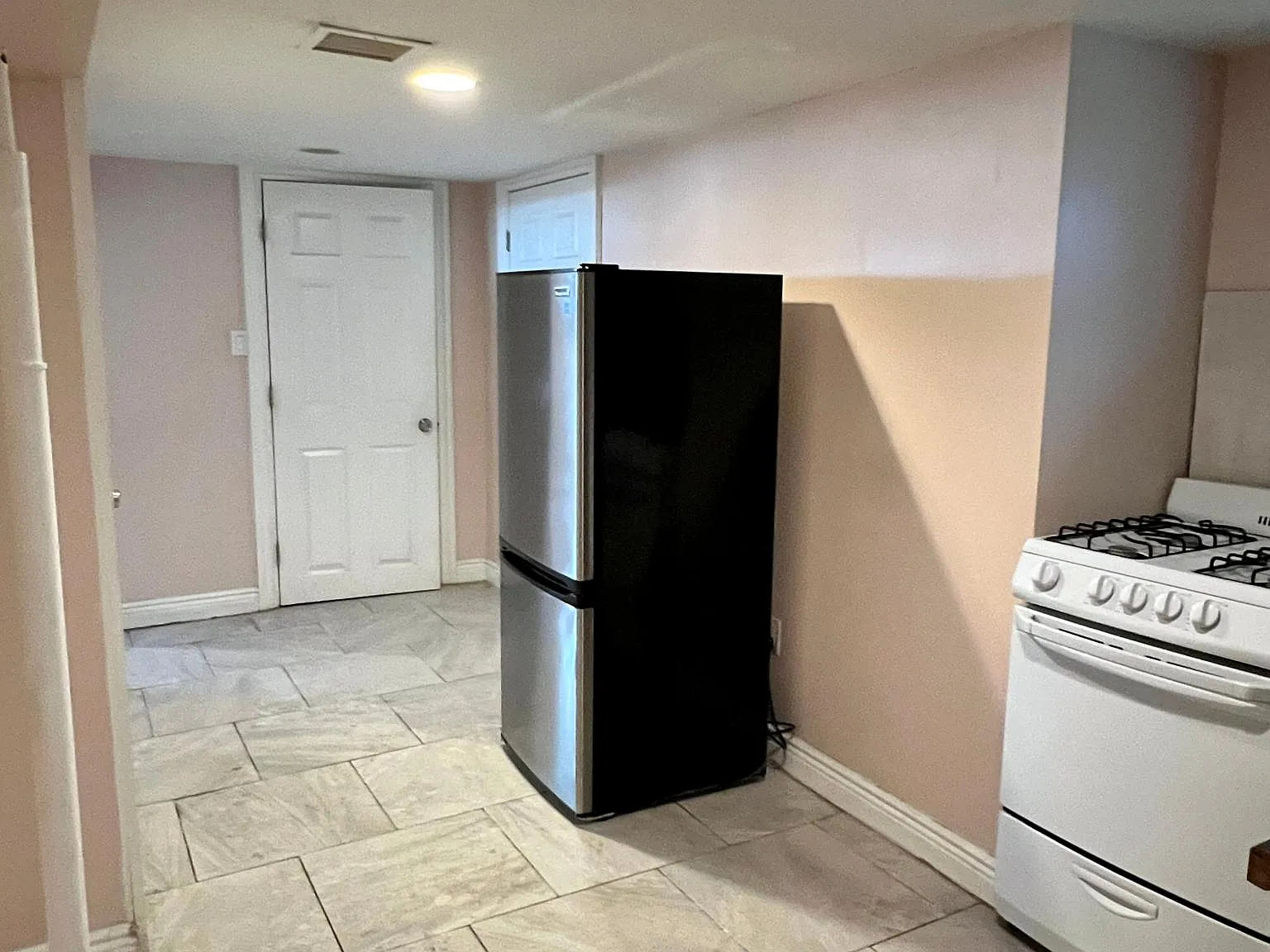 1315 Post Ave — Photo 3